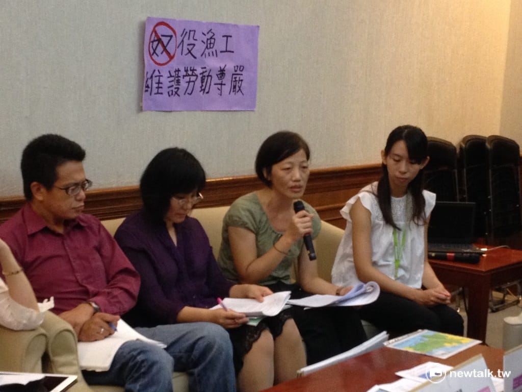 為保障外籍漁工工作權，宜蘭縣漁工職業工會秘書長李麗華(右二)要求，海外聘雇的外籍漁工應全面納入勞基法保障。 圖：周富美/攝