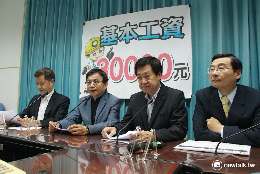 為了打破台灣低薪現象，國民黨立委曾銘宗（右起）、費鴻泰、賴士葆及前勞動部長陳雄文30日召開記者會表示，將提案訂定《基本工資條例》。 圖：鄭佑漢/攝