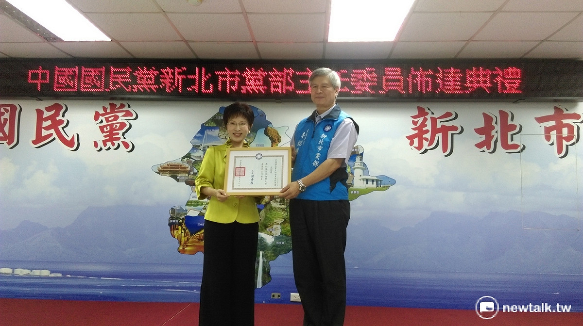 國民黨主席洪秀柱（左）30日出席新北市黨部新任主委李銘藤（右）的布達典禮時表示，要全力捍衛2018年選舉，國民黨在新北市繼續執政。 圖：國民黨新北市黨部
