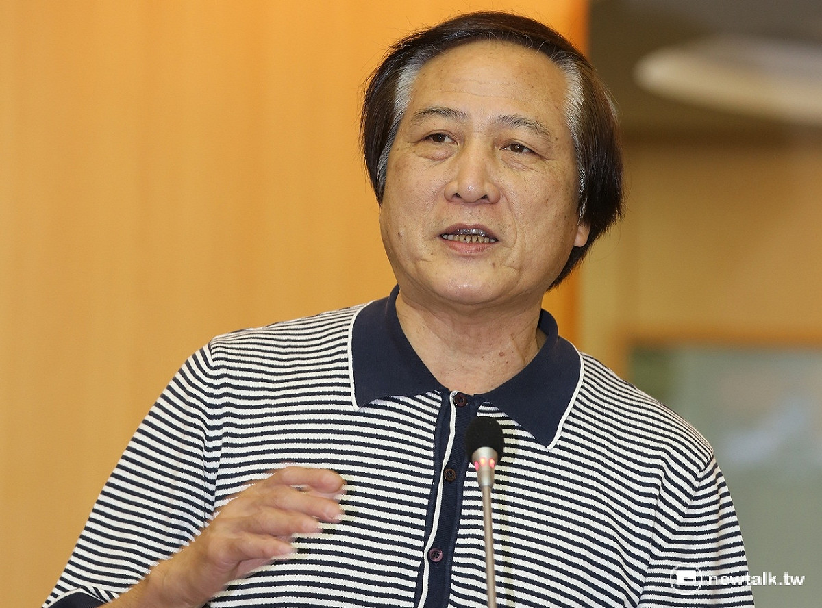 台南市議員梁順發在市政總質詢中指控市府包庇「地下秘書長」經營的愛鄉地下電台違法賣藥。 圖：黃博郎/攝