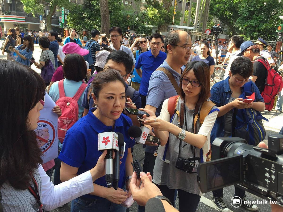國民黨團副書記長李彥秀（左二）表示，若是林全沒有對瘦肉精美豬爭議表態，絕對不會讓他上發言台。 圖：鄭佑漢/攝