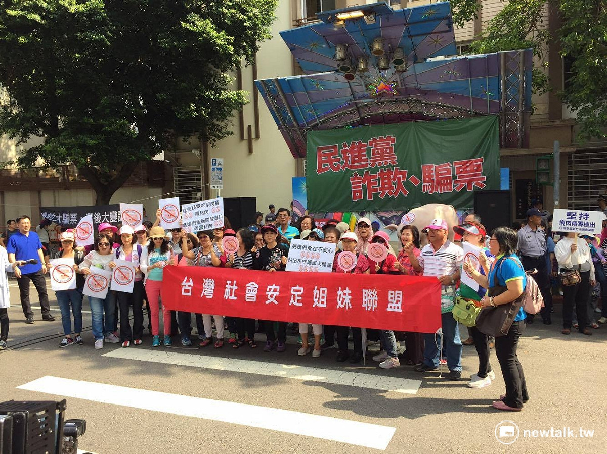 行政院長林全31日赴立院施政報告，國民黨從黨中央到立院黨團，全力動員豬農在立法院場外抗議。 圖：鄭佑漢/攝
