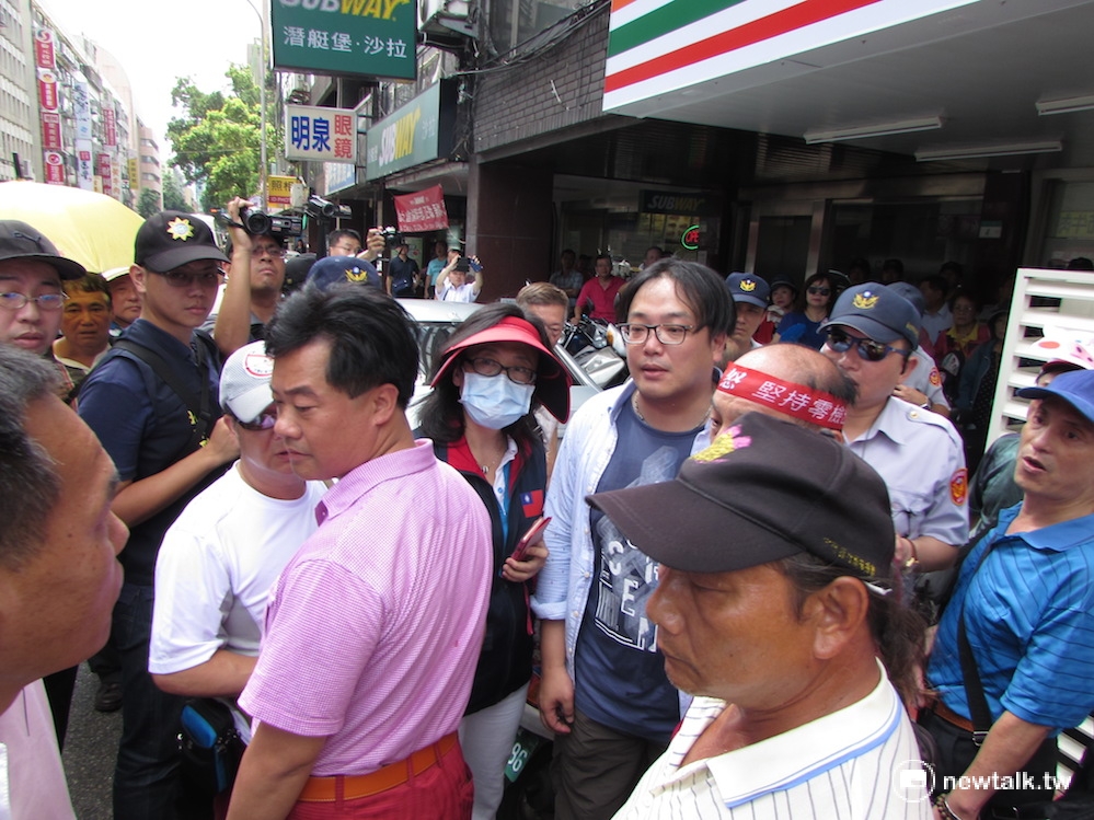 國民黨文傳會副主委毛嘉慶上前理論，與一名便衣員警激動對嗆。 圖：邱珮文/攝