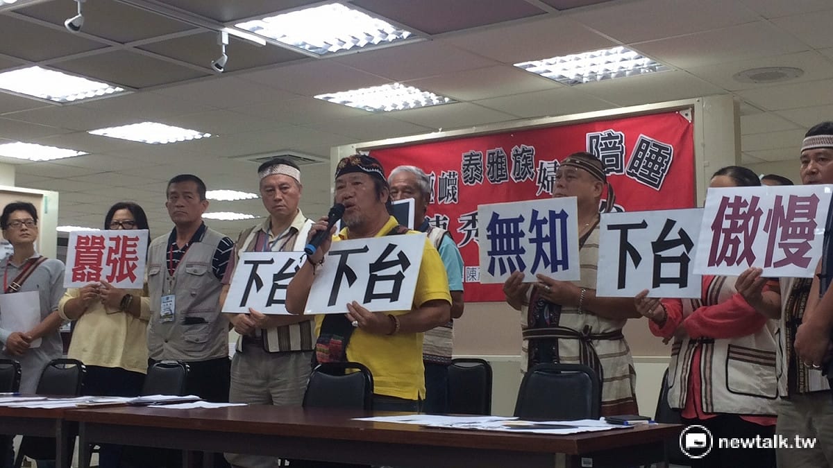 針對原民會主委陳秀惠曾言「泰雅族婦女有陪睡習俗」，國民黨市議員李傅中武、李芳儒等，協同十餘位原住民，要求陳秀惠下台。 圖：呂佳峻/攝