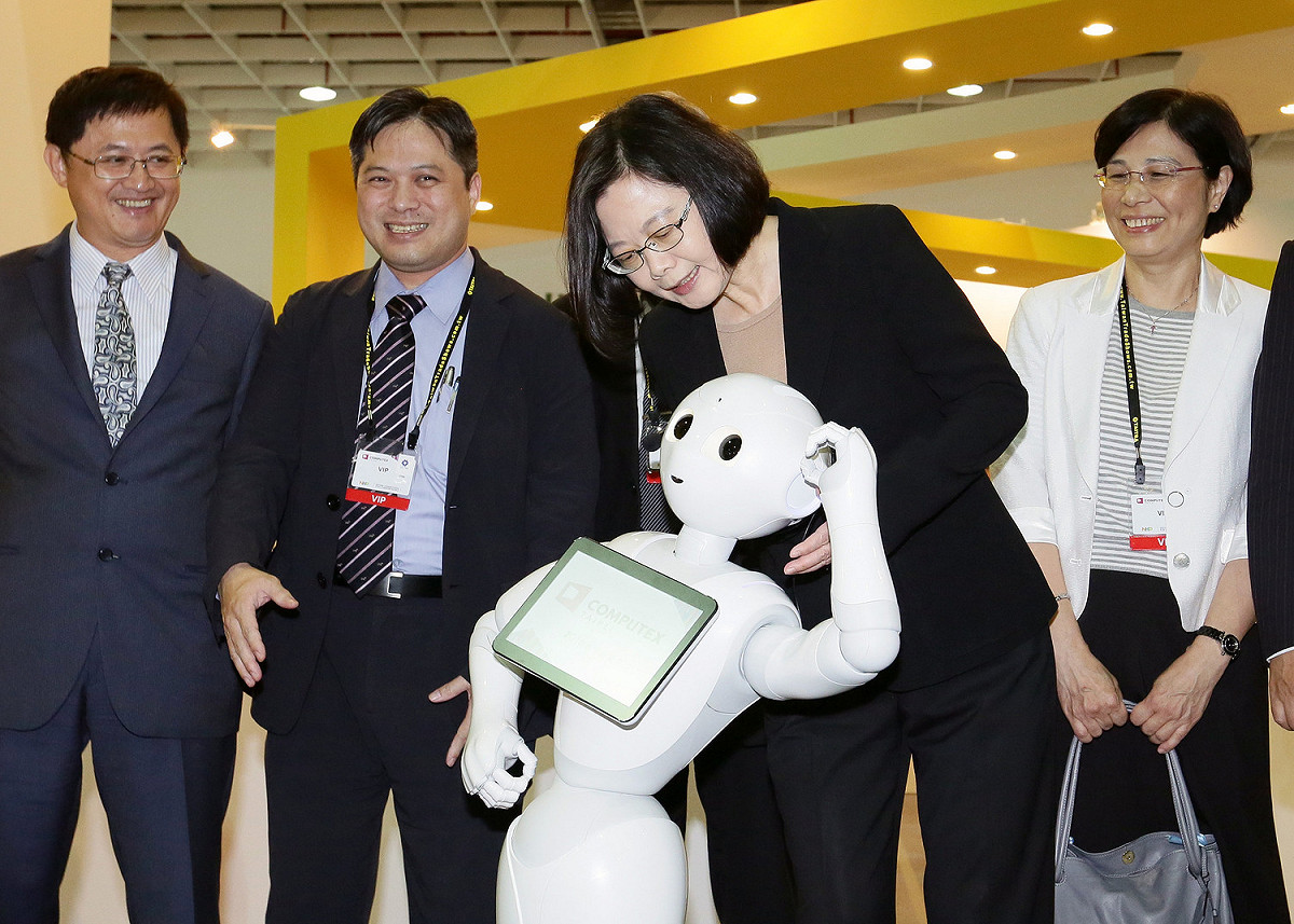 總統蔡英文31日出席第36屆台北國際電腦展（Computex）開幕典禮，與機器人互動。圖為鴻海機器人Pepper。 圖：總統府提供