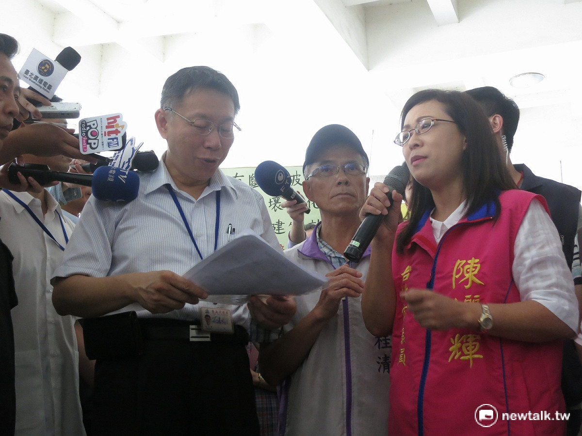 針對廣慈開發案，議員里長攜手赴議會抗議，台北市長柯文哲接下陳情書與連署書。 圖：呂佳峻/攝