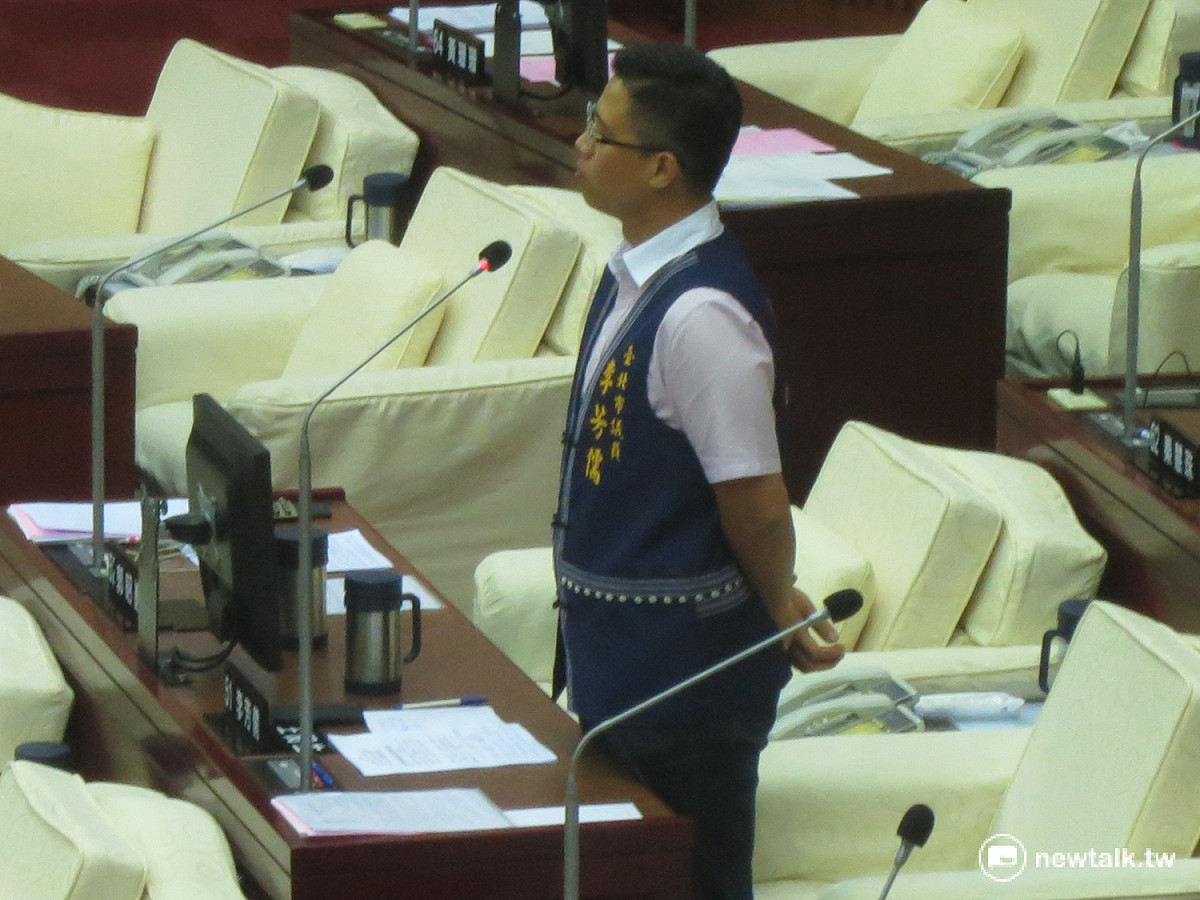 針對原民會主委陳秀惠質詢及發言爭議，市議員李芳儒痛批市長柯文哲不該力挺，否則就是昏庸。 圖：呂佳峻/攝