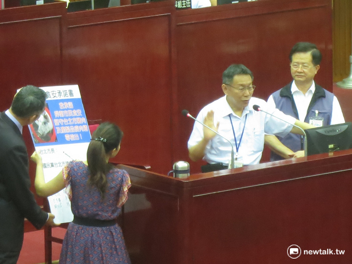 市議員王欣儀要求市長柯文哲簽署承諾禁止美豬入北市，但柯文哲當場予以拒絕。 圖：呂佳峻/攝