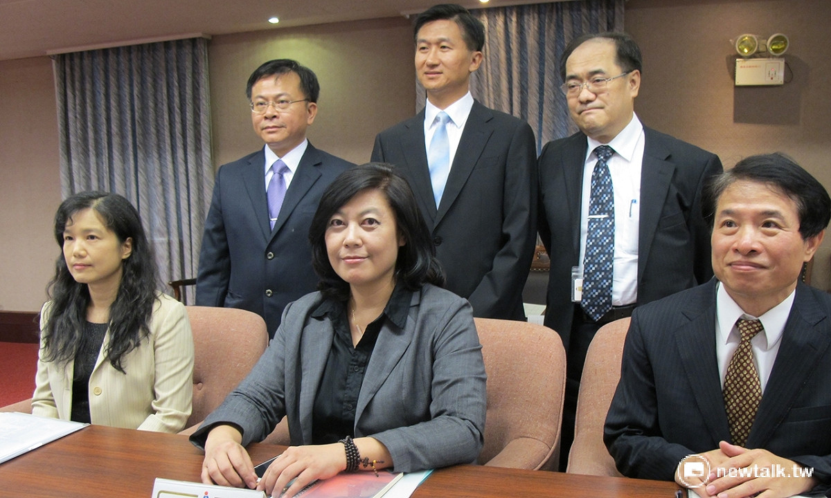 NCC被提名人洪貞玲、詹婷怡、翁柏宗（前排，由左至右）及陳耀祥、郭文忠及何吉森（後排，由左至右），1日出席立法院審查。 圖：新頭殼資料照片