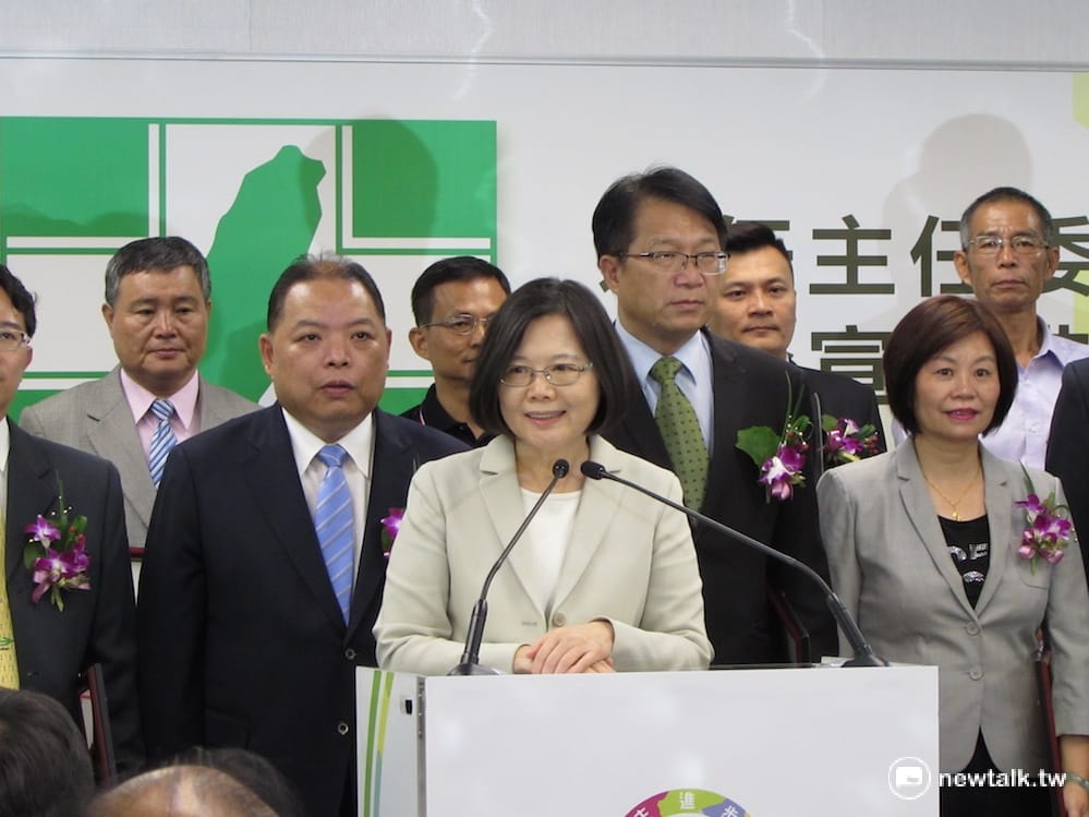 總統蔡英文1日出席民進黨「縣市、勞工暨海外黨部新任主委聯合宣誓典禮」，強調民進黨是個草根政黨，新政府若忘記草根精神，就會失去人民信任。 圖：邱珮文/攝