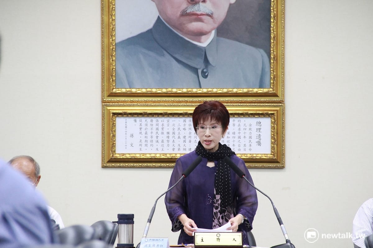 國民黨主席洪秀柱1日出席中常會時表示，針對立法院黨團31日堅守立場，讚賞「氣勢如虹、未來可期」，盼能保持續航力，不能放棄監督責任。 圖：鄭佑漢/攝