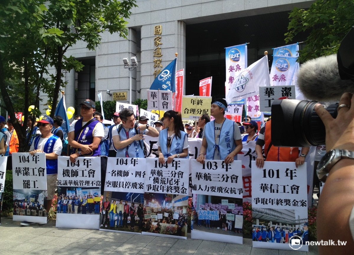 桃園市空服員職業工會5月31日上街遊行抗議之後，華航仍於6月1日要求空服員直接到桃園報到，工會開會決議6月中旬發起罷工投票。 圖：周富美/攝