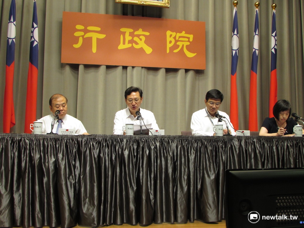 行政院2日上午舉行院會，由交通部報告「端午連續假期輸運計畫」。圖為會後記者會。 圖：邱珮文/攝