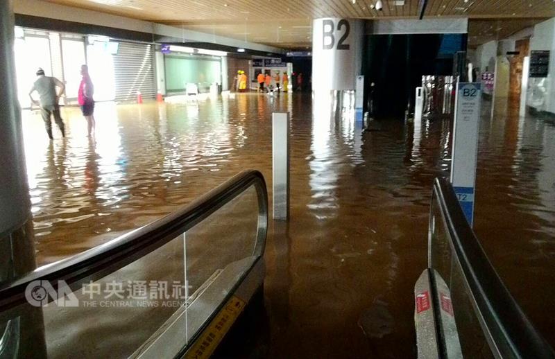 桃園機場2日因大雷雨造成淹水，連機場地下街也成汪洋一片。  圖：中央社