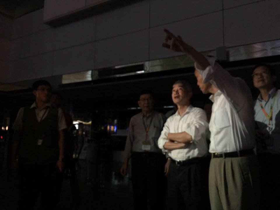 桃園機場2日因雷雨侵襲大淹水，交通部長賀陳旦深夜抵達機場勘災，強調優先處理旅客權益與災損部分，再釐清相關責任。 圖：行政院提供