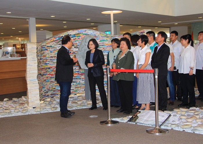 總統蔡英文巡視高雄市立圖書總館，對雲端書庫甚感興趣。 圖：高雄市政府提供