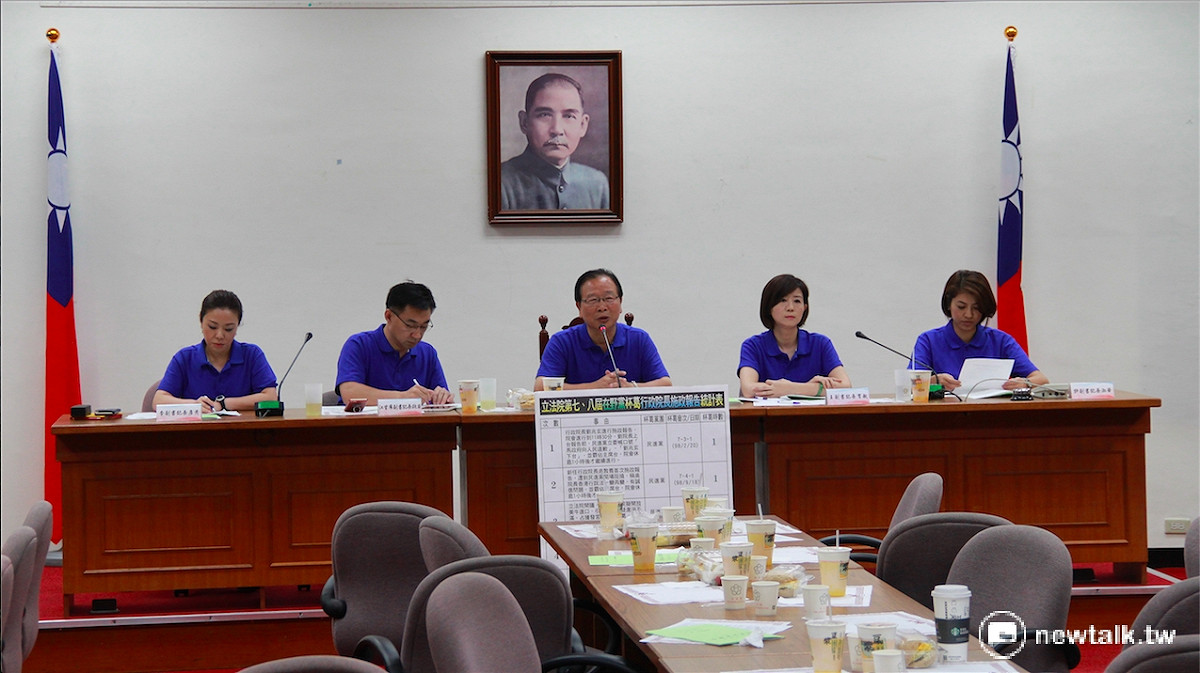 行政院長林全3日再次赴立法院進行施政方針報告，國民黨團書記長林德福（中）回應：「內容雖然不滿意，不過勉強接受。」 圖：鄭佑漢/攝