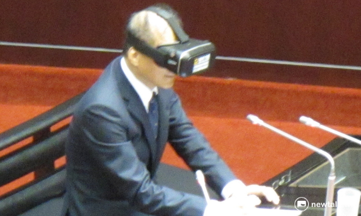 行政院長林全3日首度戴上VR接受立委黃國昌質詢。 圖：林朝億/攝