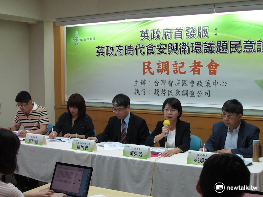 台灣智庫中心3日發布民調，近7成的民眾認為，即便國際組織允許瘦肉精殘留，台灣本土豬肉都必須堅持「零檢出」。 圖：邱珮文/攝