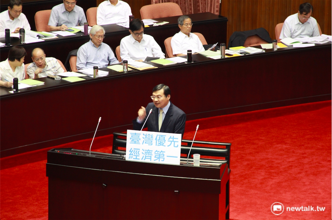 國民黨立委曾銘宗3日在立院院會質詢行政院長林全時表示，台灣低薪現象與高學貸壓力若是不解決，「未來將會產生更多的太陽花學運」。 圖：鄭佑漢/攝