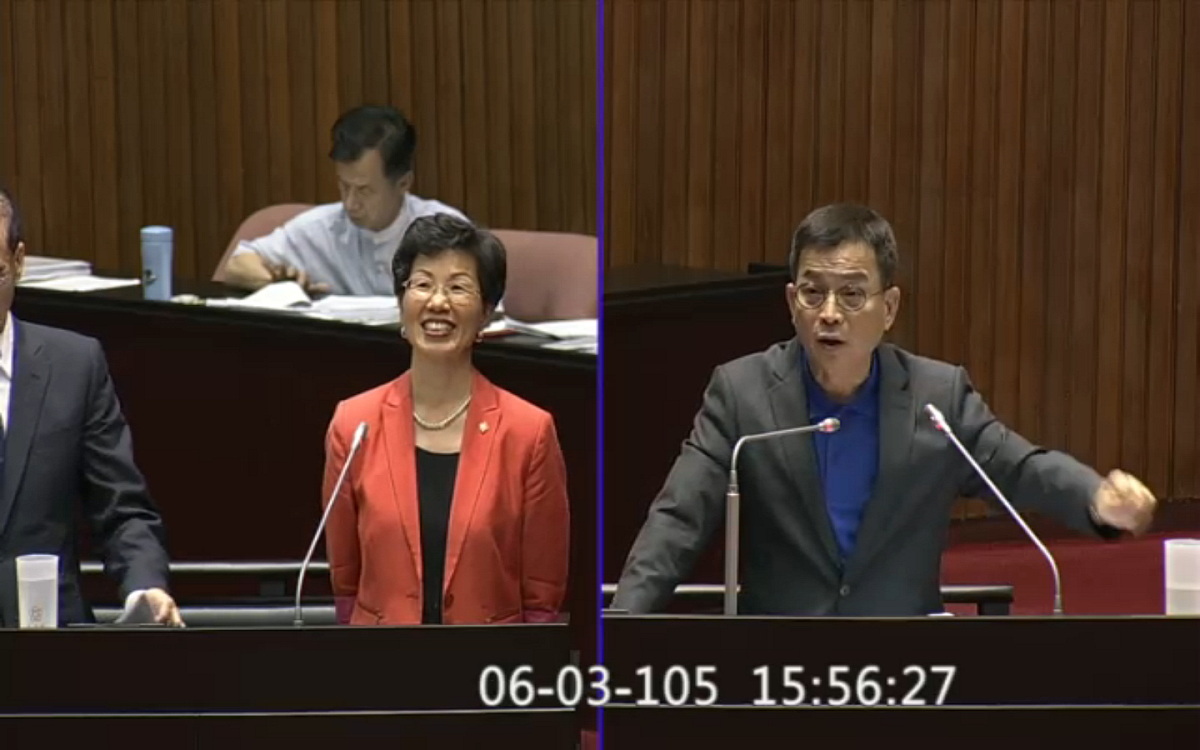 國民黨立委賴士葆3日在立院質詢時提到，520蔡英文總統就職後，兩岸是否中斷交流了？並詢問陸委會主委張小月是否與國台辦主任張志軍通過電話了？張小月不斷重覆：「會繼續努力溝通」。 圖：翻攝立法院ivod