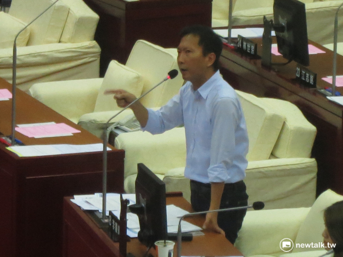 針對蕭曉玲案，民進黨市議員李慶鋒詢問市長柯文哲該如何處理。 圖：呂佳峻/攝