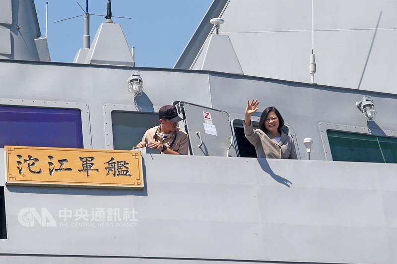 總統蔡英文4日首度登上沱江軍艦，她強調，推動國防自主的路並不好走，但已經沒有回頭路，一定要堅持堅定的走下去。 圖：中央社