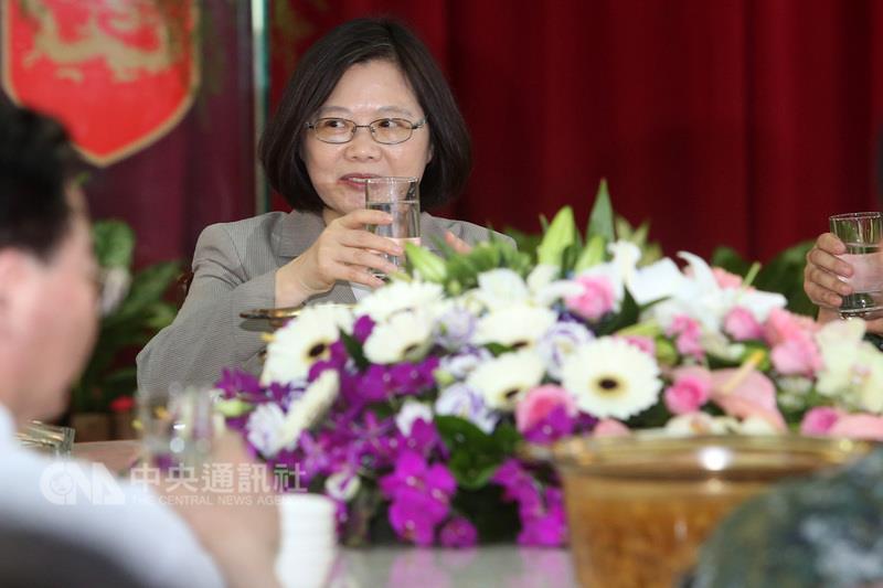 總統蔡英文4日視導宜蘭陸軍金六結營區，頒發加菜金慰勉官兵並一同共進午餐。 圖：中央社
