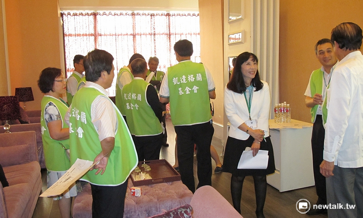 凱達格蘭基金會工作人員4日在包廂內布置，準備迎接前總統陳水扁。 圖：林朝億/攝
