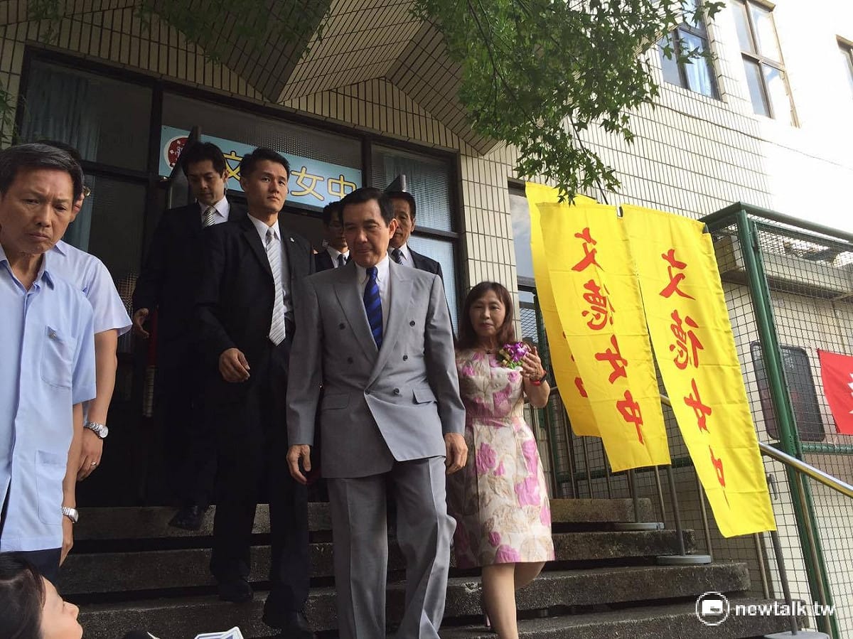 前總統馬英九4日出席文德女中畢業典禮，會後媒體問到關於出訪香港被嚴審一事，馬英九表示，離開總統府時，人事處的規定就是如此，「尊重總統府決定」。 圖：鄭佑漢/攝