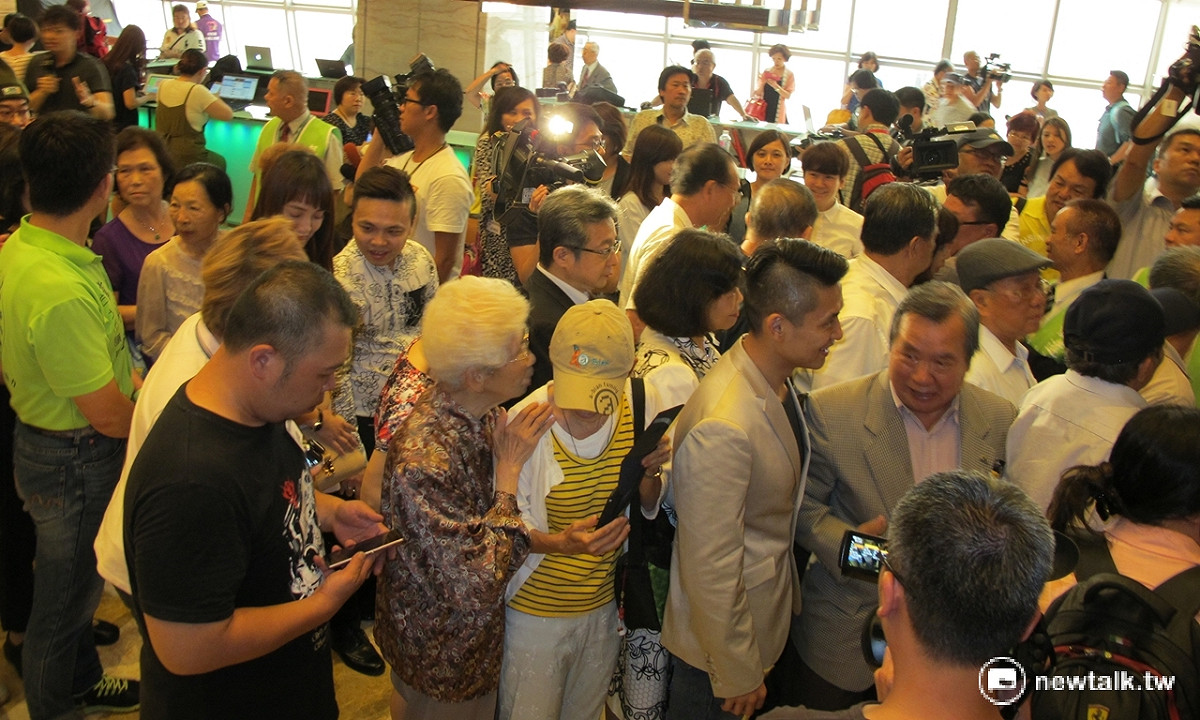 陳水扁支持者4日在募款餐會外排起長龍，要進入包廂幫阿扁打氣。 圖：林朝億/攝