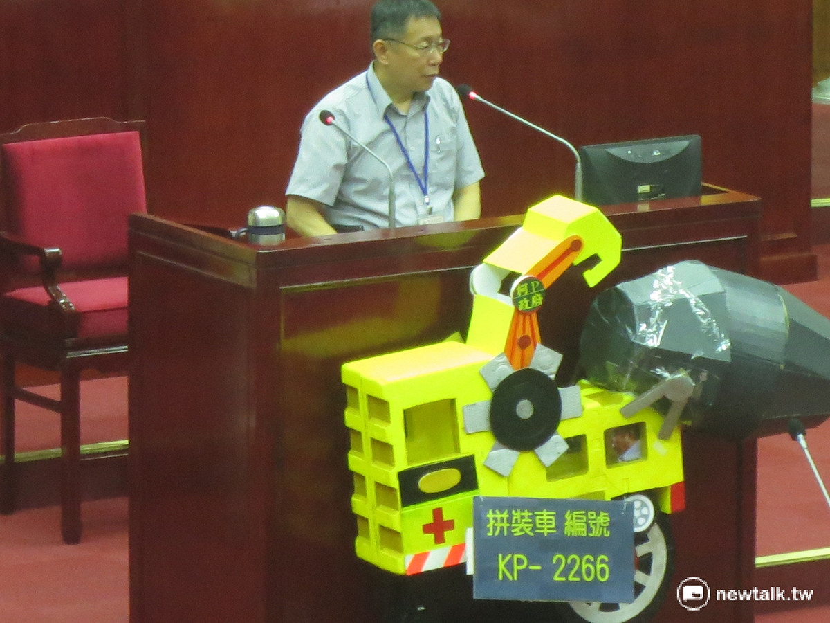 市議員林世宗贈與市長柯文哲一輛「拼裝車」，諷刺市府施政2266。 圖：呂佳峻/攝
