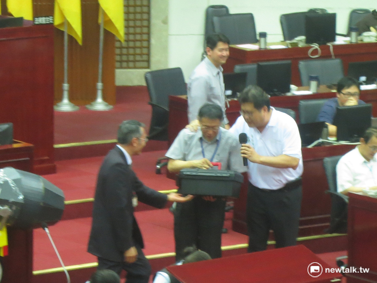 市議員林世宗贈與市長柯文哲一盒工具盒，盼柯文哲修好拼裝車後再上路。 圖：呂佳峻/攝