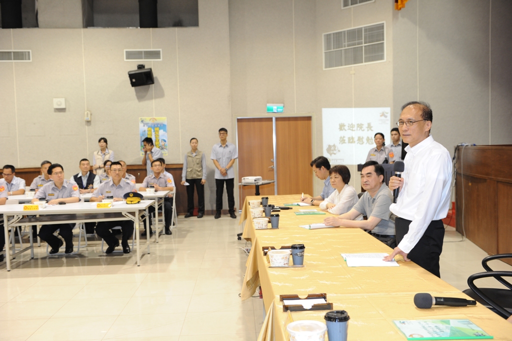 行政院長林全5日首度專程前往台北市警局中正第一分局進行慰問。 圖：行政院提供
