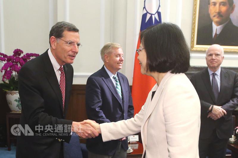 總統蔡英文（前右）5日在總統府接見美國聯邦參議院 軍事委員會主席馬侃（John McCain）（後右）等人， 向他們握手致意。  圖：中央社