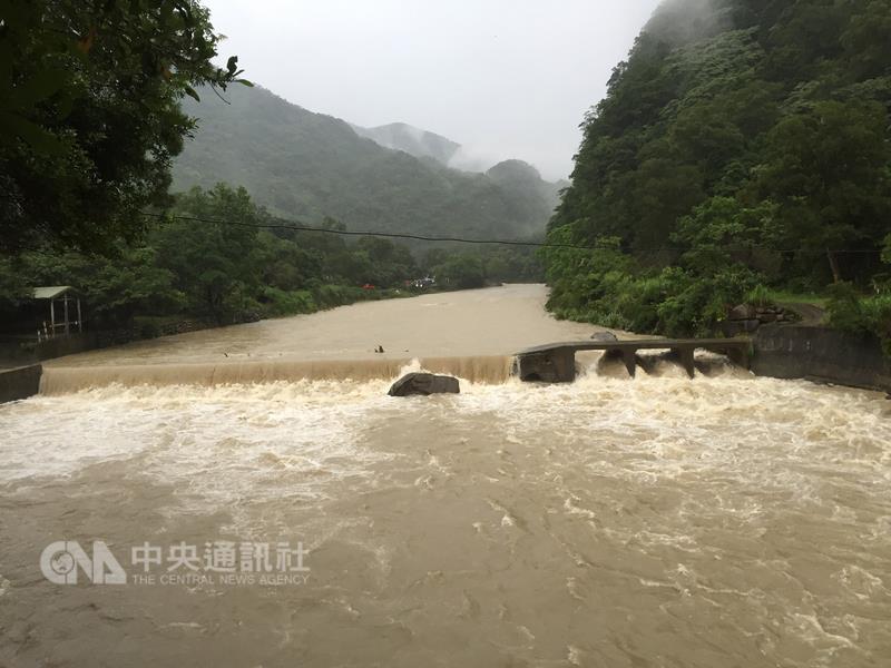 新北市坪林區5日一陣大雨滂沱，溪水暴漲，中午1時許 發生6名溯溪遊客遭溪水沖走意外，目前已尋獲3人，剩 下3人等待救援。圖為降雨後溪水暴漲、水流湍急。 圖：中央社