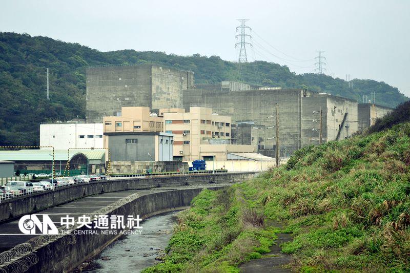 對此，環保團體台灣環境輻射走調團和綠色消費者基金會表示，6日上午將前往台北地檢署正式提告行政院長林全。圖為核一廠。 圖：中央社資料照片