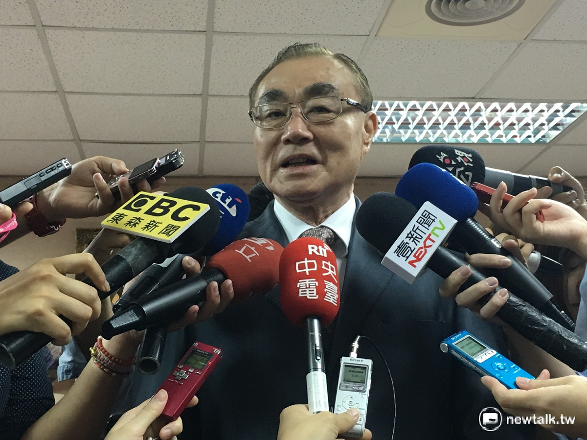 國防部長馮世寬6日受訪表示，對於美方軍售他樂觀其成，蔡提出的「國艦國造」計劃也希望美方幫忙。 圖：邱珮文/攝