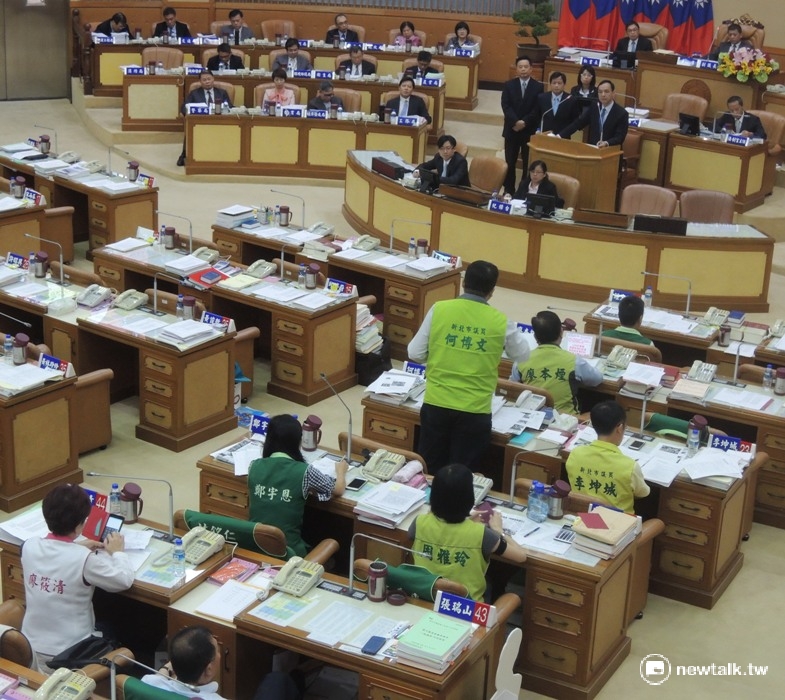 民進黨新北市議員鄭宇恩、廖筱清、周雅玲、何博文、李坤城、廖本煙、鍾宏仁等人，6日針對溯溪意外，質詢新北市長朱立倫；朱說，目前由體育署規範溯溪的運動，希望未來由中央制訂一套統一的標準。 圖：陳冠廷/攝