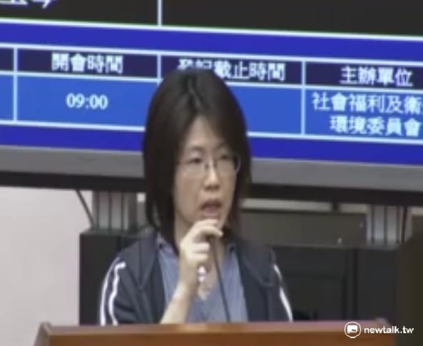 前台南奇美醫院外科醫師蔡伯羌2009年過勞暈倒且失能，蔡妻對醫院提出職災賠償，她6日在立法院公聽會時淚訴，過去7年來壓力大且乏人協助。 圖：周富美/攝