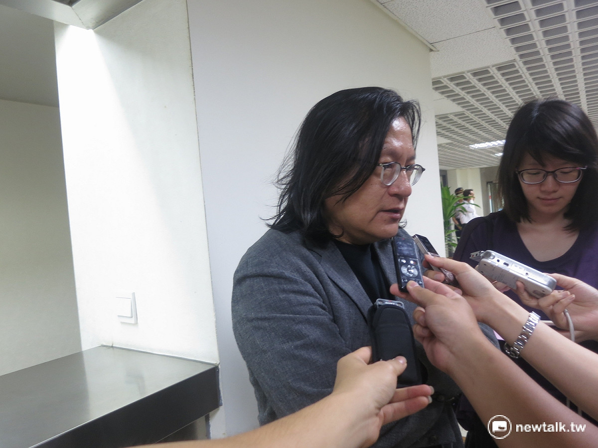 永春都更案，台灣都市更新受害者聯盟理事長彭龍三6日指出，建商突然直接進入社區拆除，但都發局長林洲民解釋，應為建商自行判斷，並非市府的工程。 圖：呂佳峻/攝