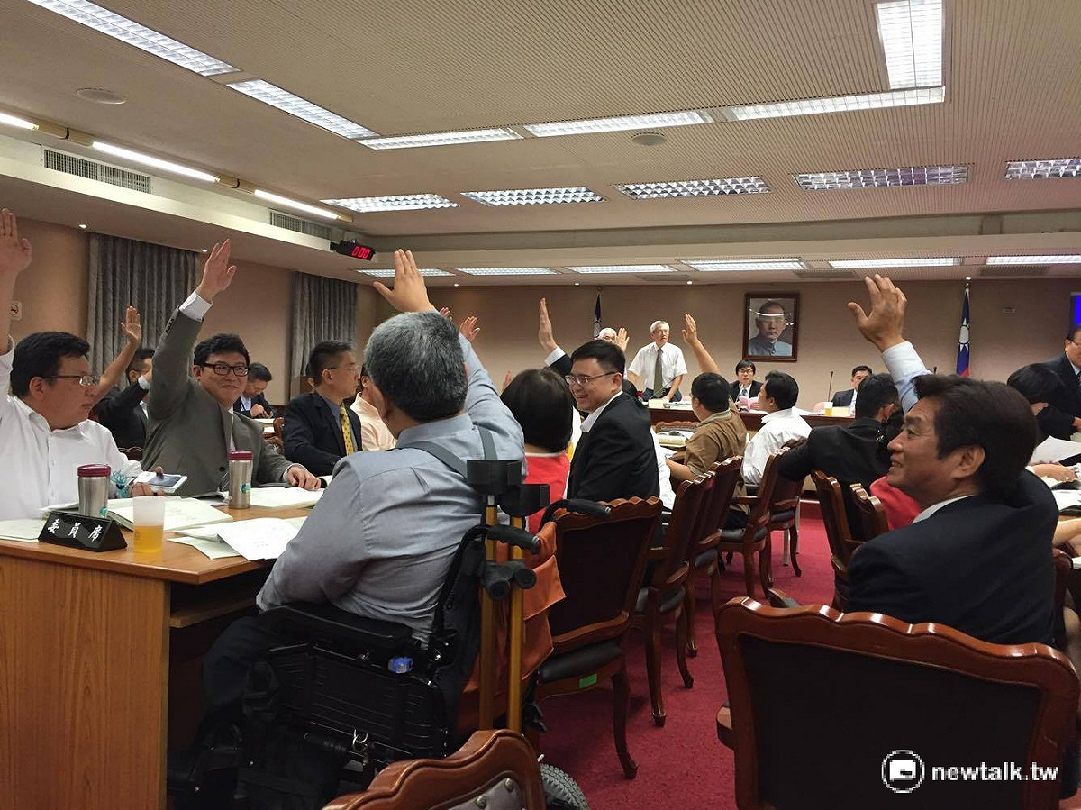 立法院6日內政、財政、司法及法制委員會聯席審查「不當黨產處理條例草案」，但已屆散會時間，仍有許多法條尚未討論，主席陳其邁要求延長會議時間，國民黨雖表示不服，但因人數弱勢，全員退席抗議。 圖：鄭佑漢/攝