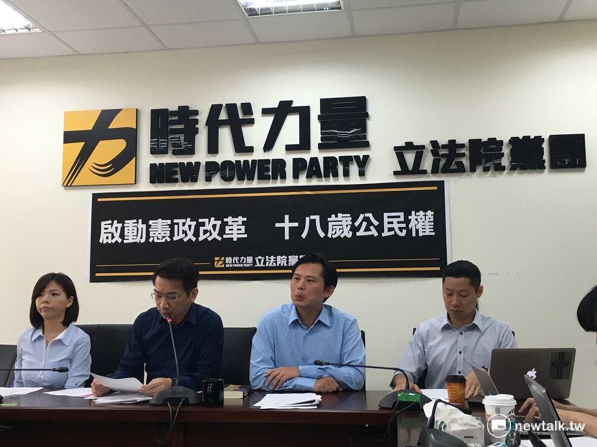 時代力量7日召開記者會提出3項修憲案，包括投票年齡下修至18歲、廢一國兩區及廢省。時力黨團總召徐永明表示，修憲案需要29位立委連署，希望一讀過後，立院能成立修憲特種委員會來處理。 圖：鄭佑漢/攝