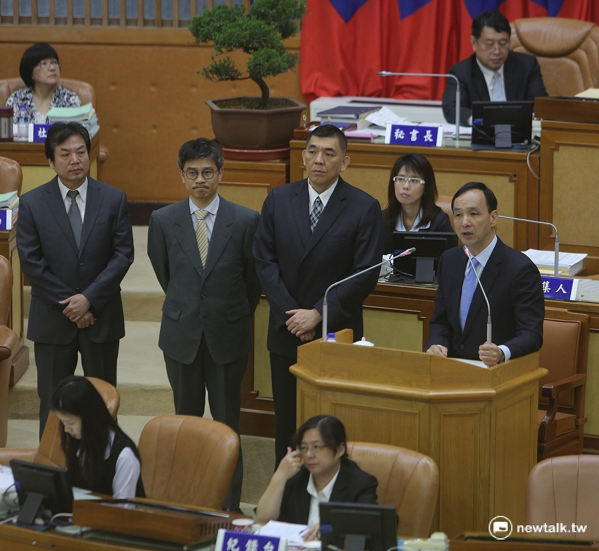 新北市長朱立倫7日強調，堅持非核家園的立場，並批已經給民眾承諾的執政黨，不可「選前說一套、選後做一套」。 圖：陳冠廷/攝