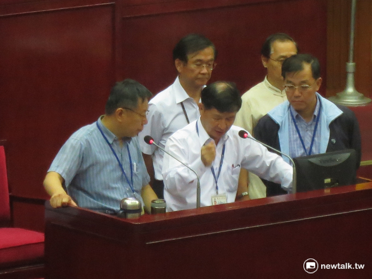 台北市長柯文哲7日赴議會備詢。 圖：呂佳峻/攝