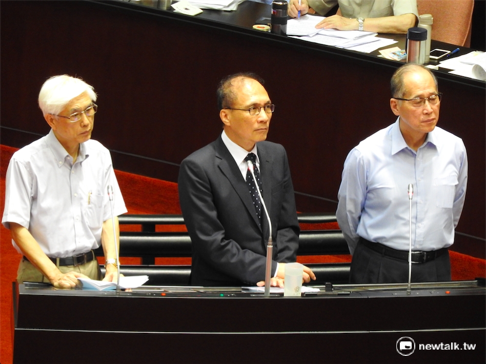 國民黨立委江啟臣批評，外交部7日公布的世衛大會（WHA）部分抗議信函內容，抗議力道弱及未公佈全文，都讓人質疑新政府是「兩套標準」。 圖：鄭佑漢/攝