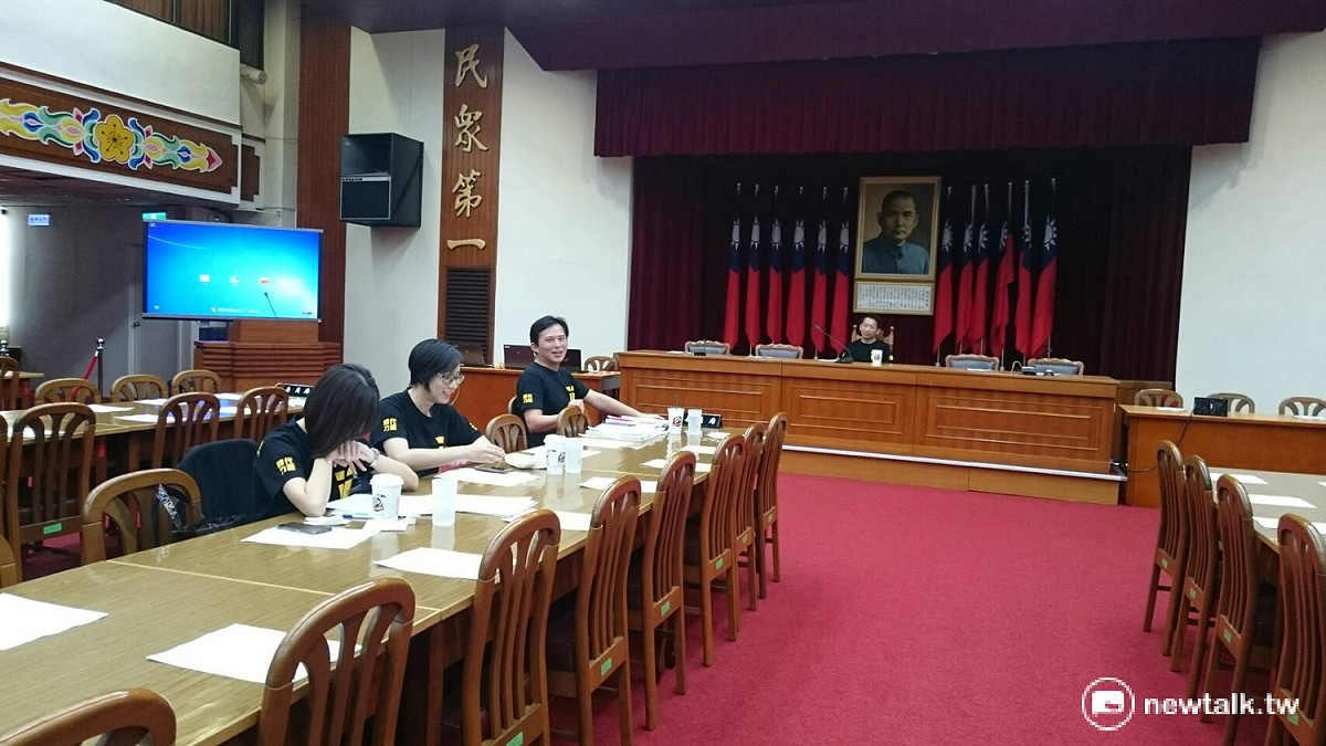 時代力量4位立委，8日一早即到立法院內政委員會報到。 圖：林朝億/攝