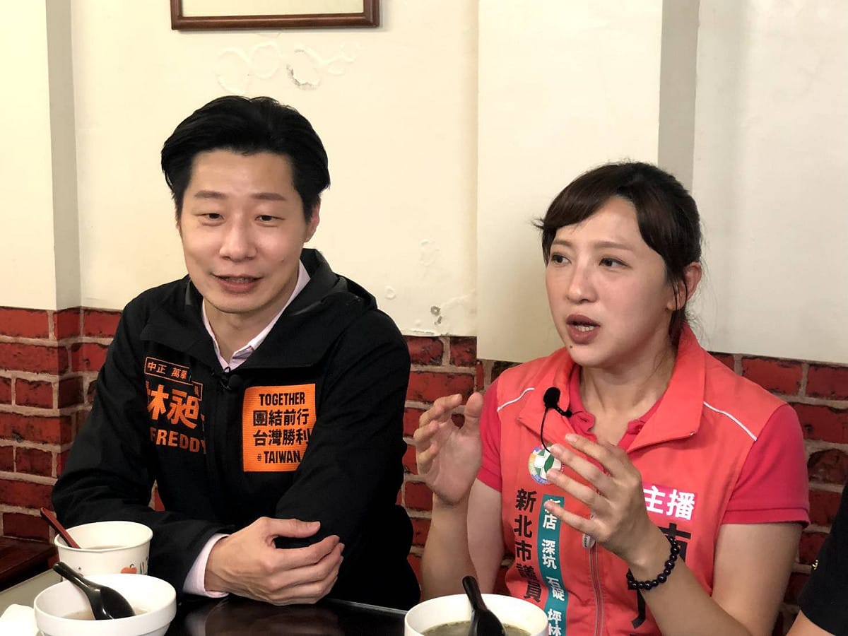 民進黨市議員參選人陳乃瑜4月13日邀請立委林昶佐來到新店，進行美食吃播。 圖：陳乃瑜辦公室提供