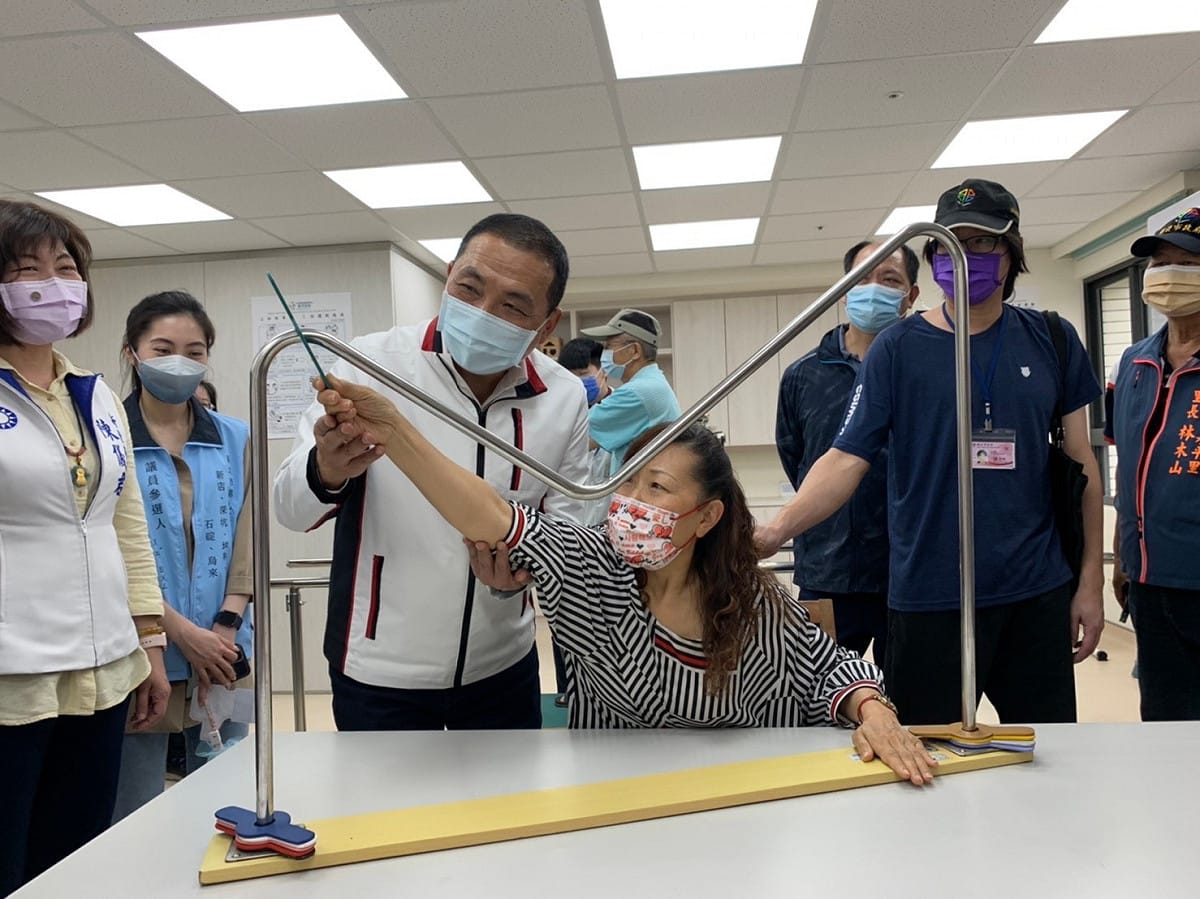 據衛福部統計，國人平均餘命80.8歲，然而健康平均餘命72.3歲。有長達8年處於失能或失智狀態，通常由家人肩負照顧責任。 圖：新北市衛生局提供