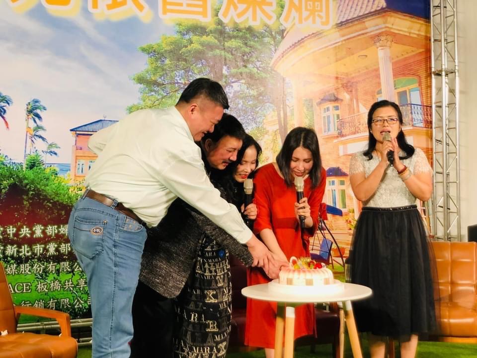何博文在臉書貼文中貼上參與余天與太太李亞萍辦活動的照片。 圖：翻攝何博文臉書